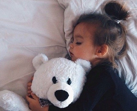 orsetto-di-peluche-e-bambina