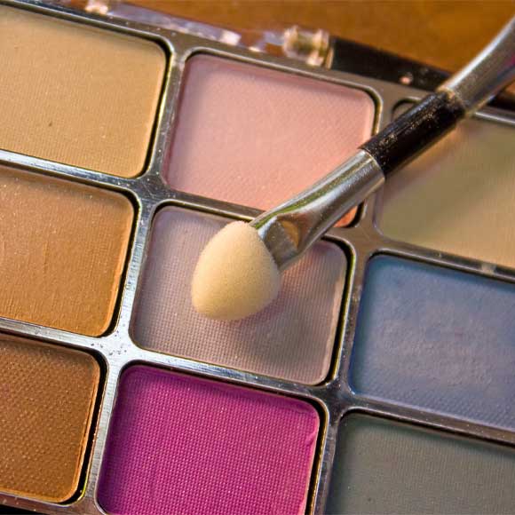 Palette di trucchi colorati con applicatore