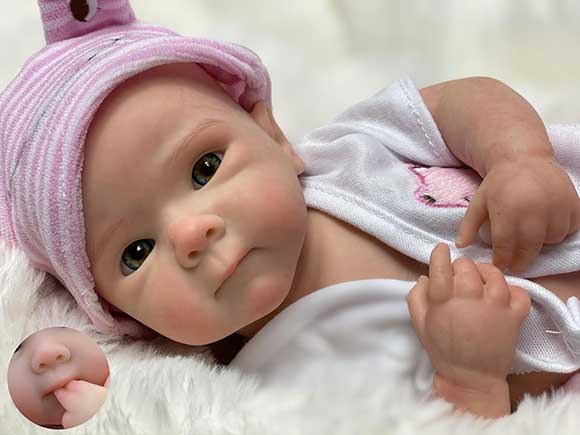 Bambola reborn femmina in silicone pieno con occhi aperti e abito rosa