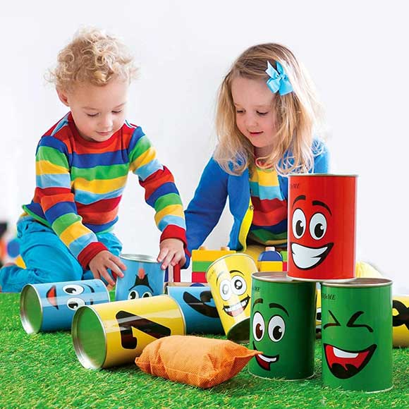 Gioco tiro al barattolo per bambini con lattine colorate e sacchetti morbidi da lanciare
